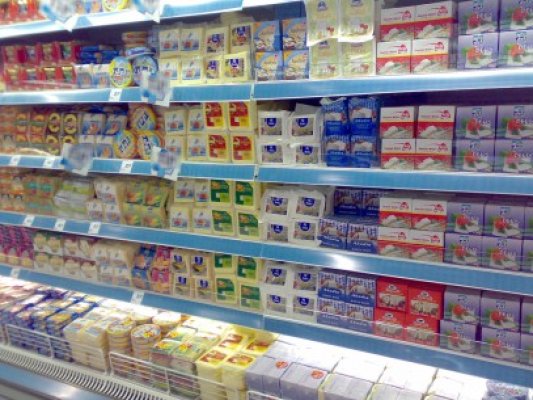 Femeie prinsă după ce a furat de mâncare dintr-un supermarket